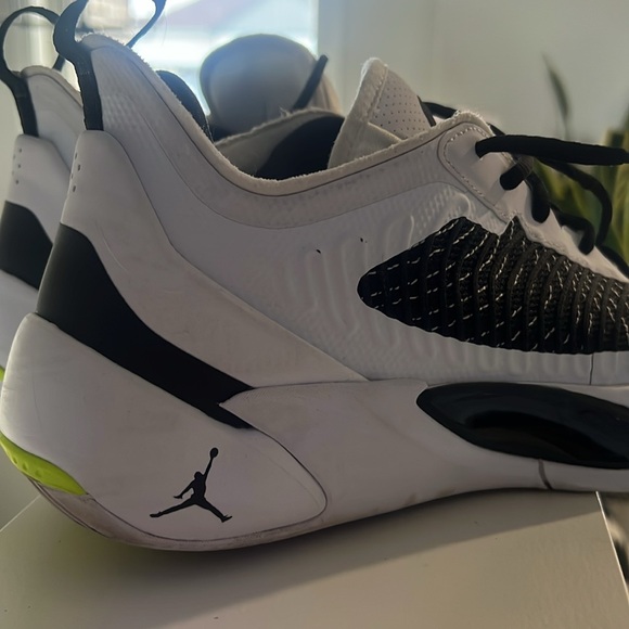 Jordan Luca 1 white/black basketball shoes - Picture 8 of 9